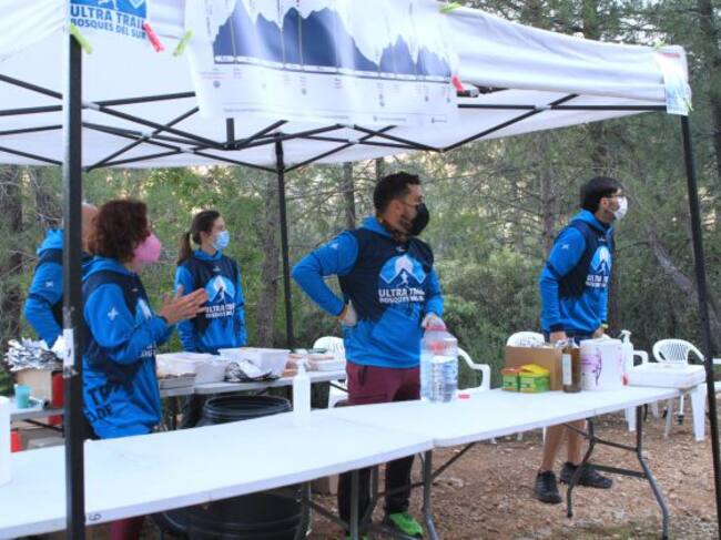 Voluntarios en el avituallamiento en el km 72 Majallana