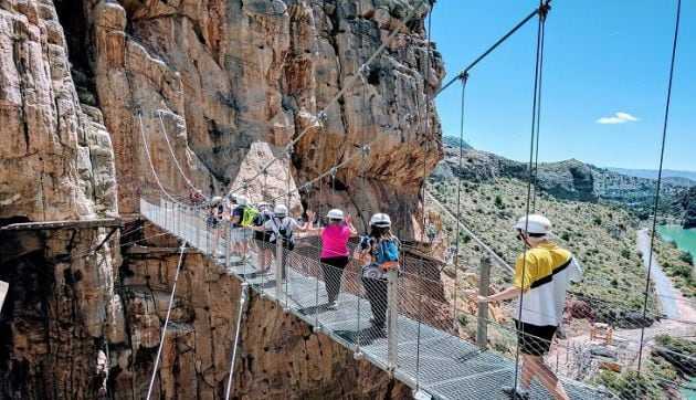 Pasarela para cruzar el Caminito del Rey (Málaga)