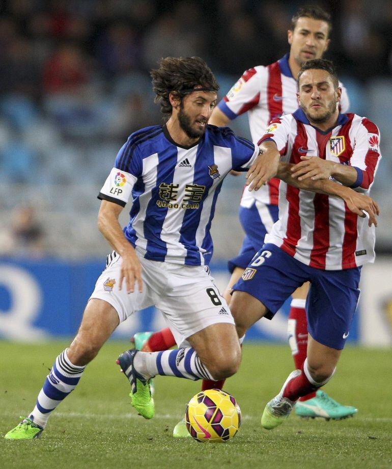 GRA401. SAN SEBASTIÁN, 09/11/2014.- El centrocampista de la Real Sociedad Esteban Granero (i) con el balón ante el centrocampista del Atlético de Madrid Koke Resurrección (d), durante el partido de liga en Primera División que disputan esta noche en el estadio de Anoeta, en San Sebastián. EFE/Juan Herrero