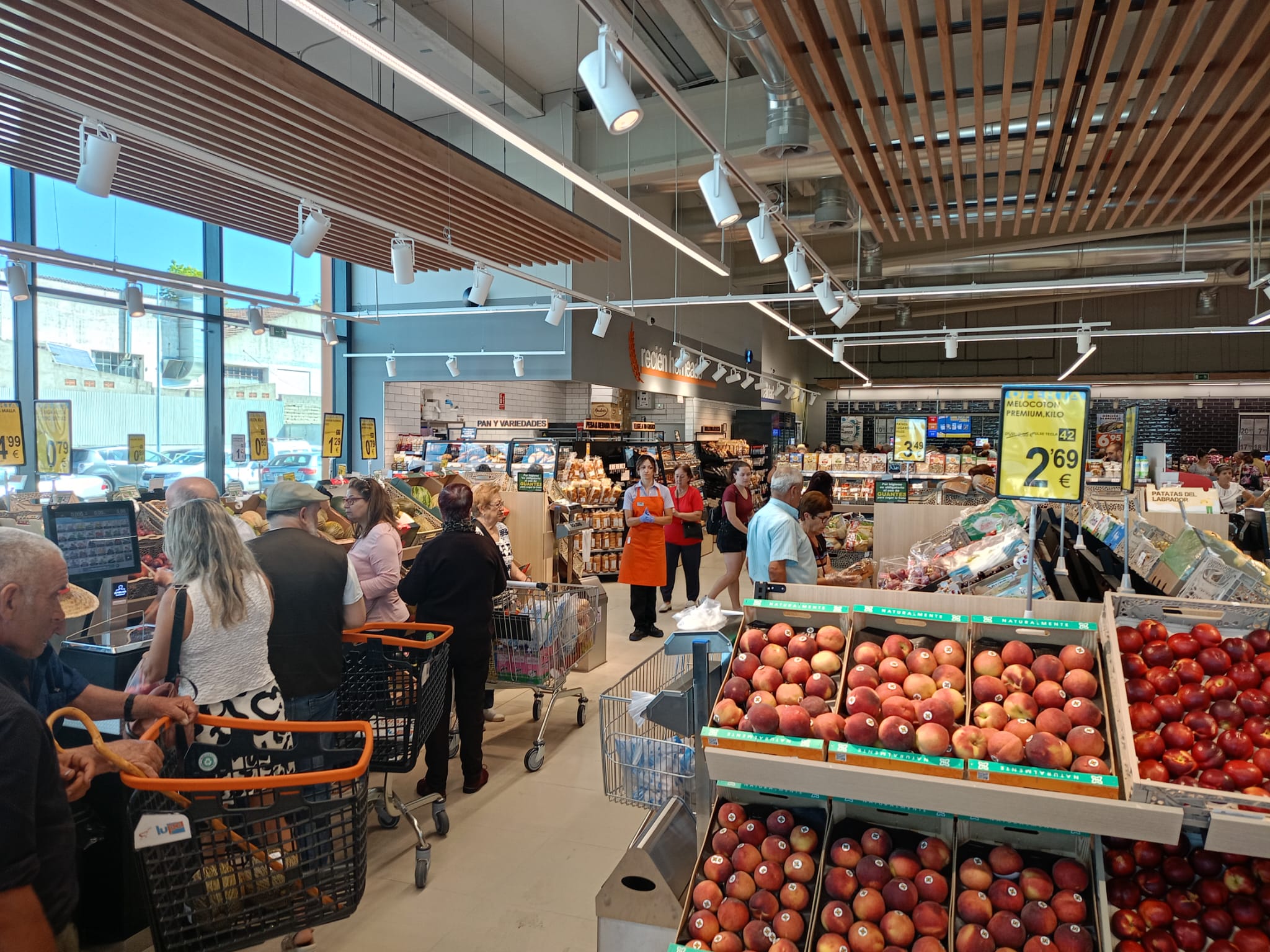 Frutería en el supermercado Lupa de Cuéllar