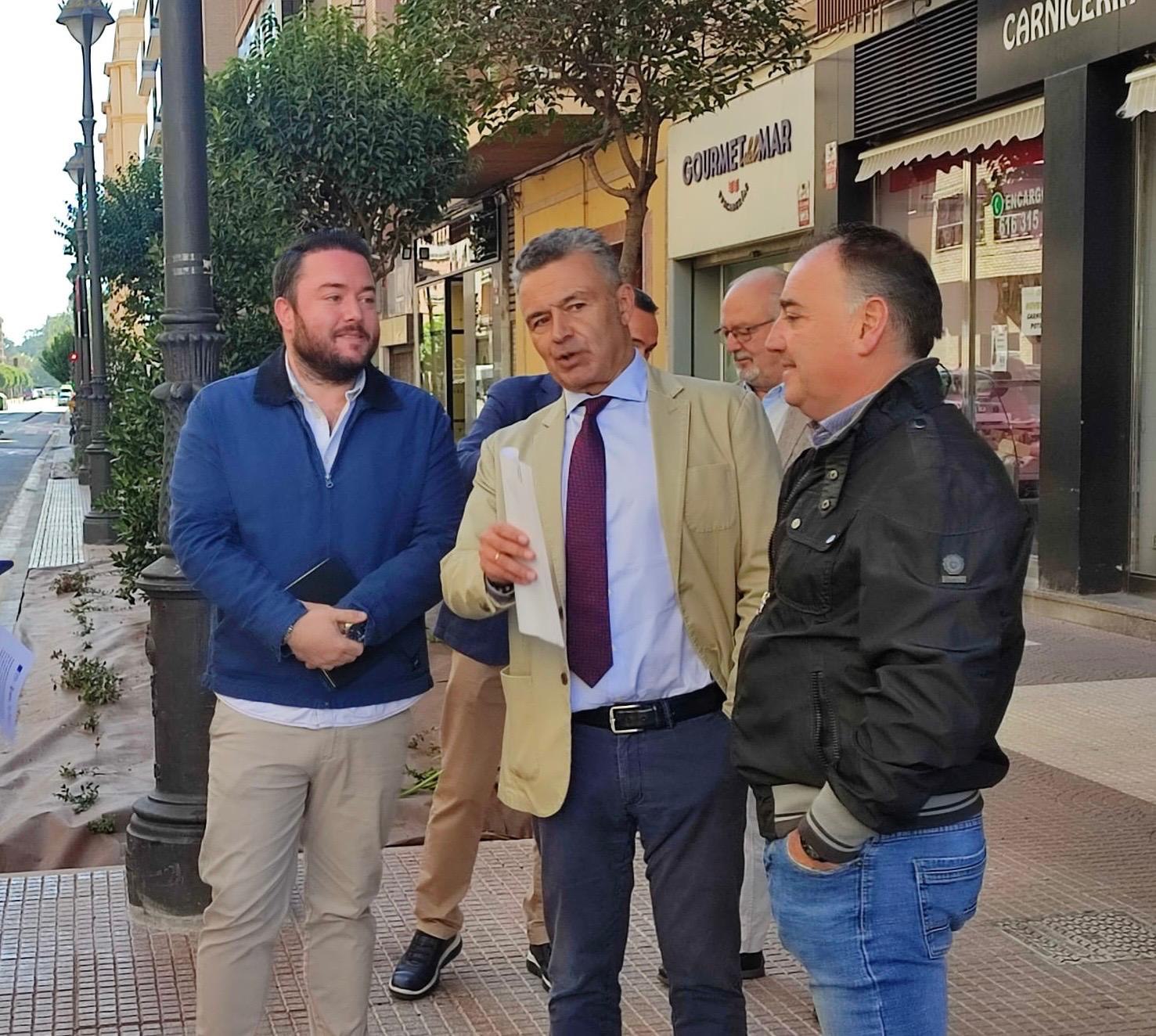 El alcalde de Logroño, Conrado Escobar, visita las obras de reforma de la calle Duquesa de la Victoria dentro del eje ciclista este-oeste. Ayuntamiento de Logroño