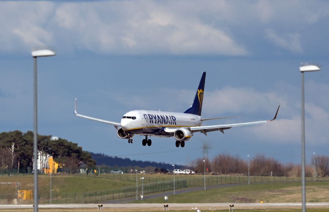 La oposición bielorrusa acusa al Gobierno de detener el trayecto de un avión para detener a un periodista.