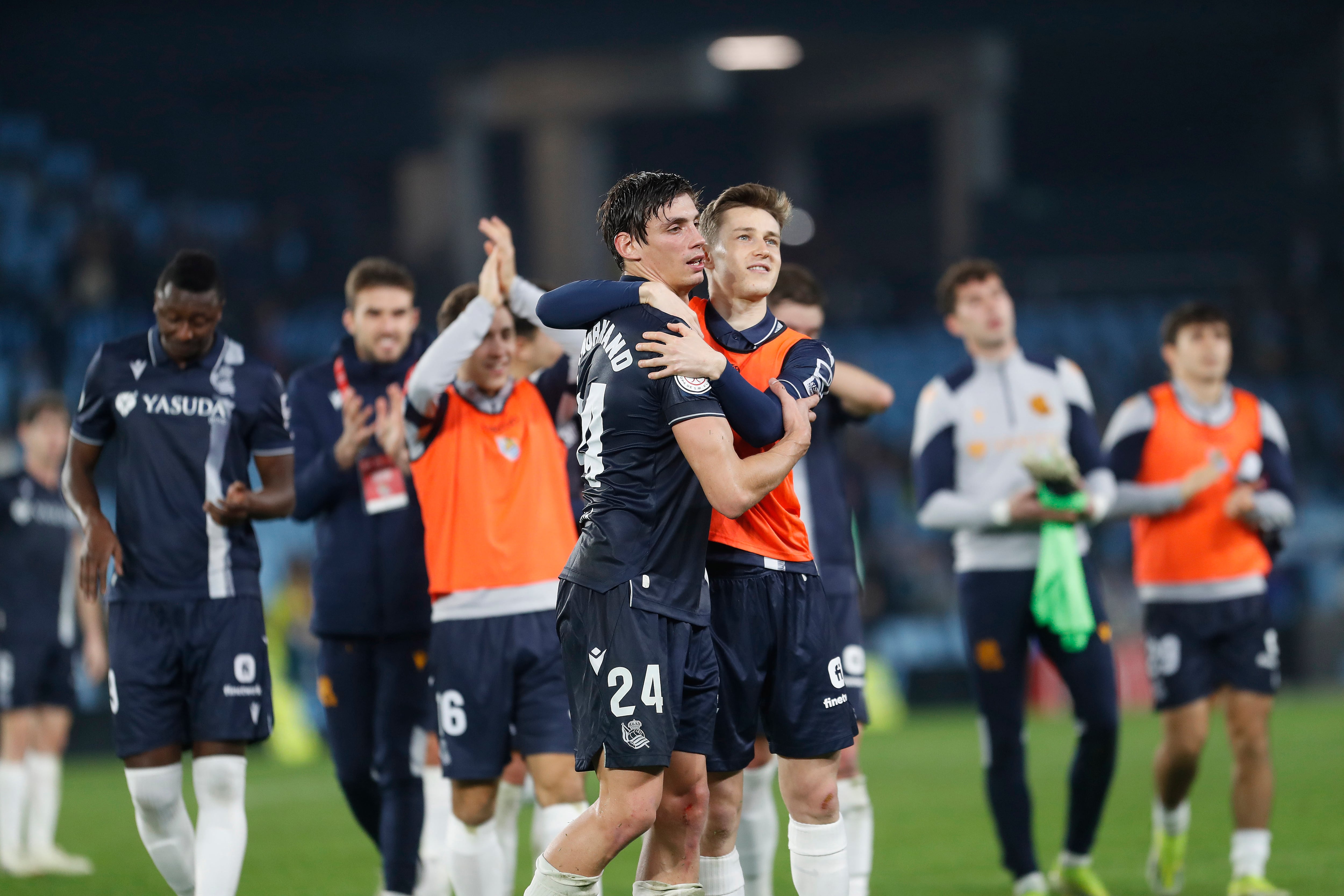 VIGO (PONTEVEDRA), 23/01/2024.- Los jugadores de la Real Sociedad celebran la victoria, al término del partido de cuartos de final de la Copa del Rey que Celta de Vigo y Real Sociedad han disputado este martes en el estadio de Balaídos. EFE/Salvador Sas
