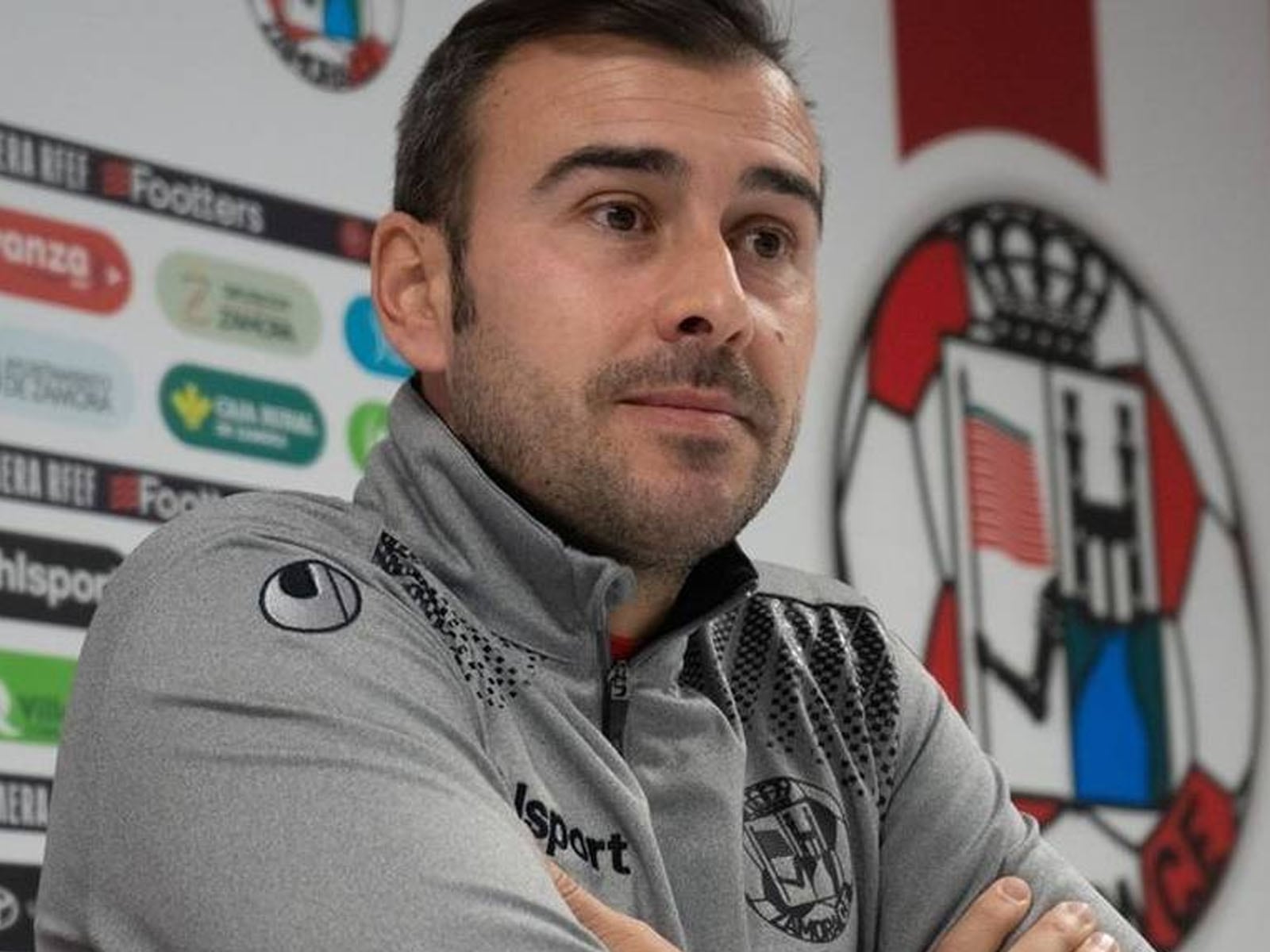 Yago Iglesias durante una rueda de prensa en el Ruta de la Plata