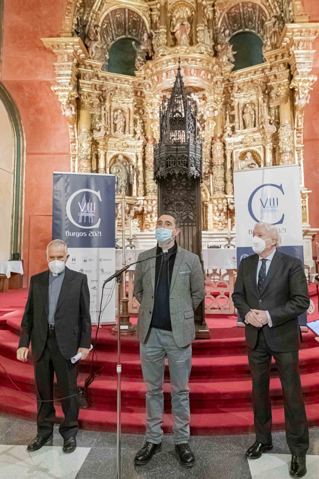 El vicepresidente de la Fundación, Méndez Pozo, (dcha), Fernando García Cadiñanos, Vicario General de la Diócesis y Juan Álvarez Quevedo, delegado de Patrimonio (izda)