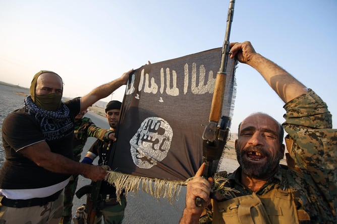 Milicianos del Estado Islámico ondean la bandera del grupo yihadista en la localidad iraquí de Amerli.