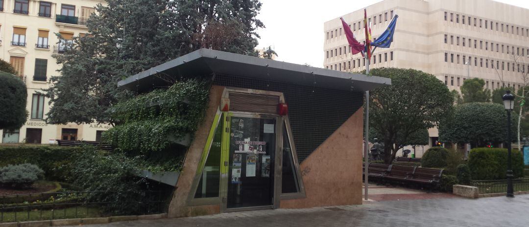 La Oficina de Turismo y la entrada a los refugios de la Guerra Civil