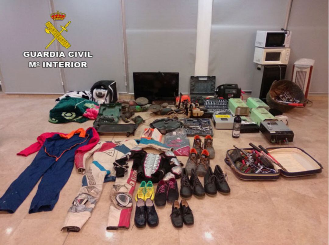 Entre los efectos intervenidos había inversores de instalaciones fotovoltaicas, herramientas, ropa y calzado