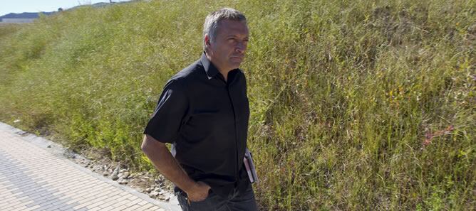 Roberto Manrique, que sobrevivió al atentado de ETA en Hipercor de 1987, a su llegada esta mañana a la prisión alavesa de Zaballa para reunirse con el etarra Rafael Caride, condenado por la masacre en el hipermercado de Barcelona.