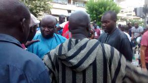 Un cap de la comunitat, vestit de blau, intenta posar pau.