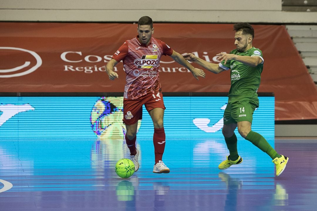 Fernan Aguilera controla un balón durante el partido entre ElPozo Murcia y Xota