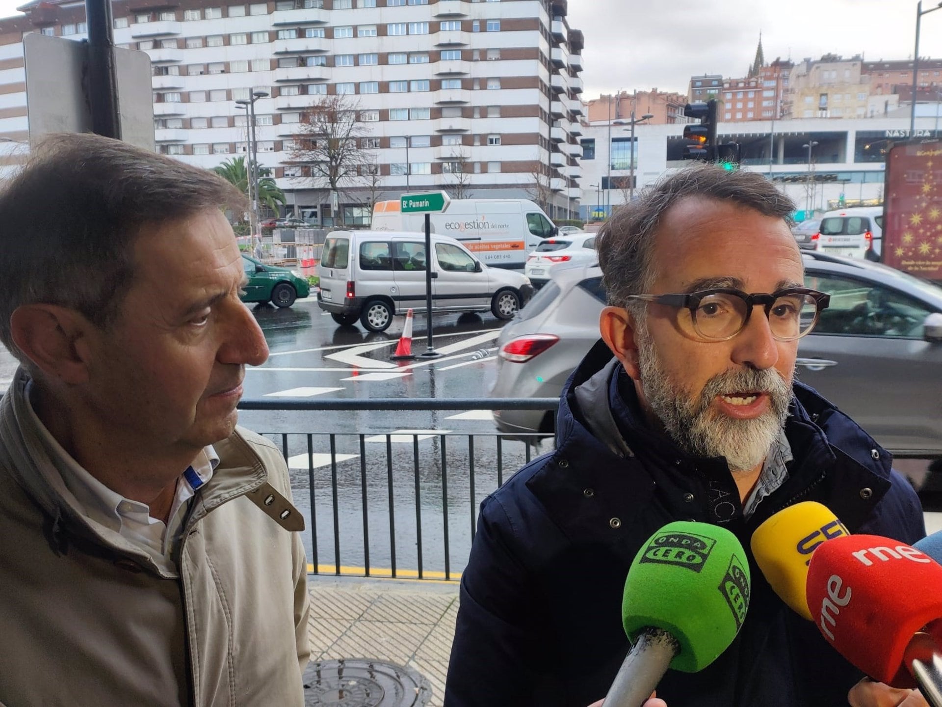 13/12/2023 El portavoz socialista en el Ayuntamiento de Oviedo, Carlos Fernández Llaneza i(zquierda), y el concejal del PSOE Juan Álvarez.
El portavoz socialista en el Ayuntamiento de Oviedo, Carlos Fernández Llaneza, y el concejal del PSOE Juan Álvarez han alertado este miércoles de modificaciones en las obras de la glorieta de la Cruz Roja que &quot;desvirtúan&quot; y &quot;pervierten&quot; los objetivos del proyecto original vinculado a la obtención de fondos europeos de desarrollo urbano sostenible (EDUSI).

POLITICA ESPAÑA EUROPA ASTURIAS AUTONOMÍAS