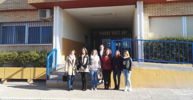 La delegada de Educación, Yolanda Caballero, junto a responsables municipales y del centro educativo de Arroyo del Ojanco.