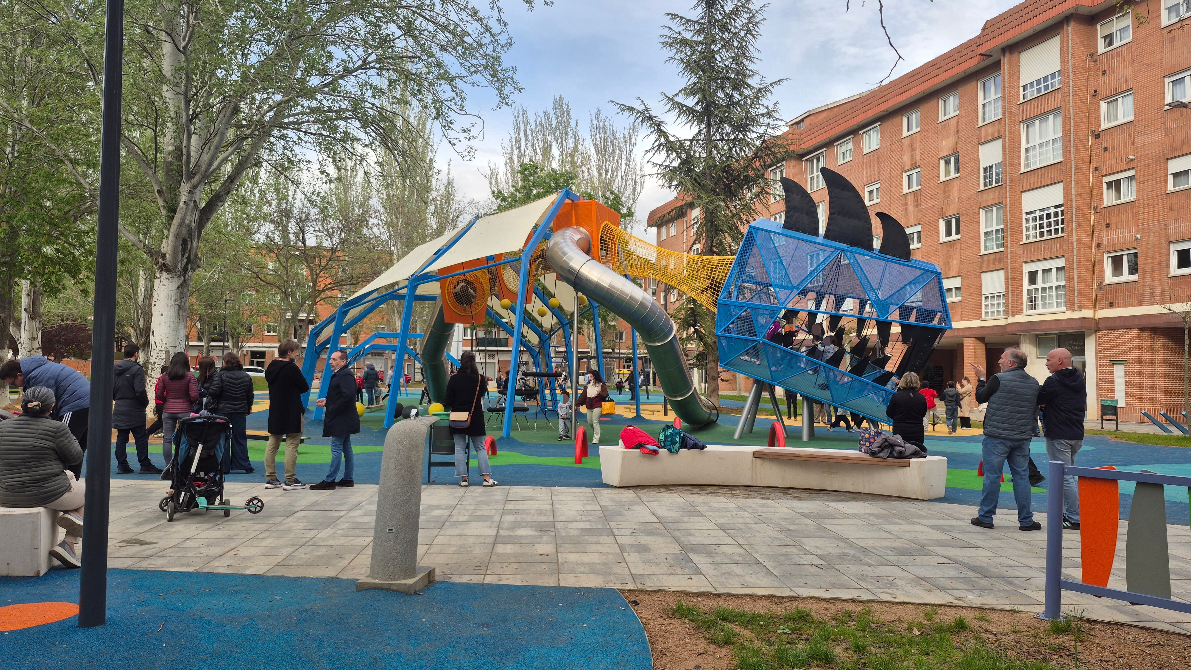 El juego infantil con forma de dragón es el gran protagonista del nuevo parque de Virrey Velasco
