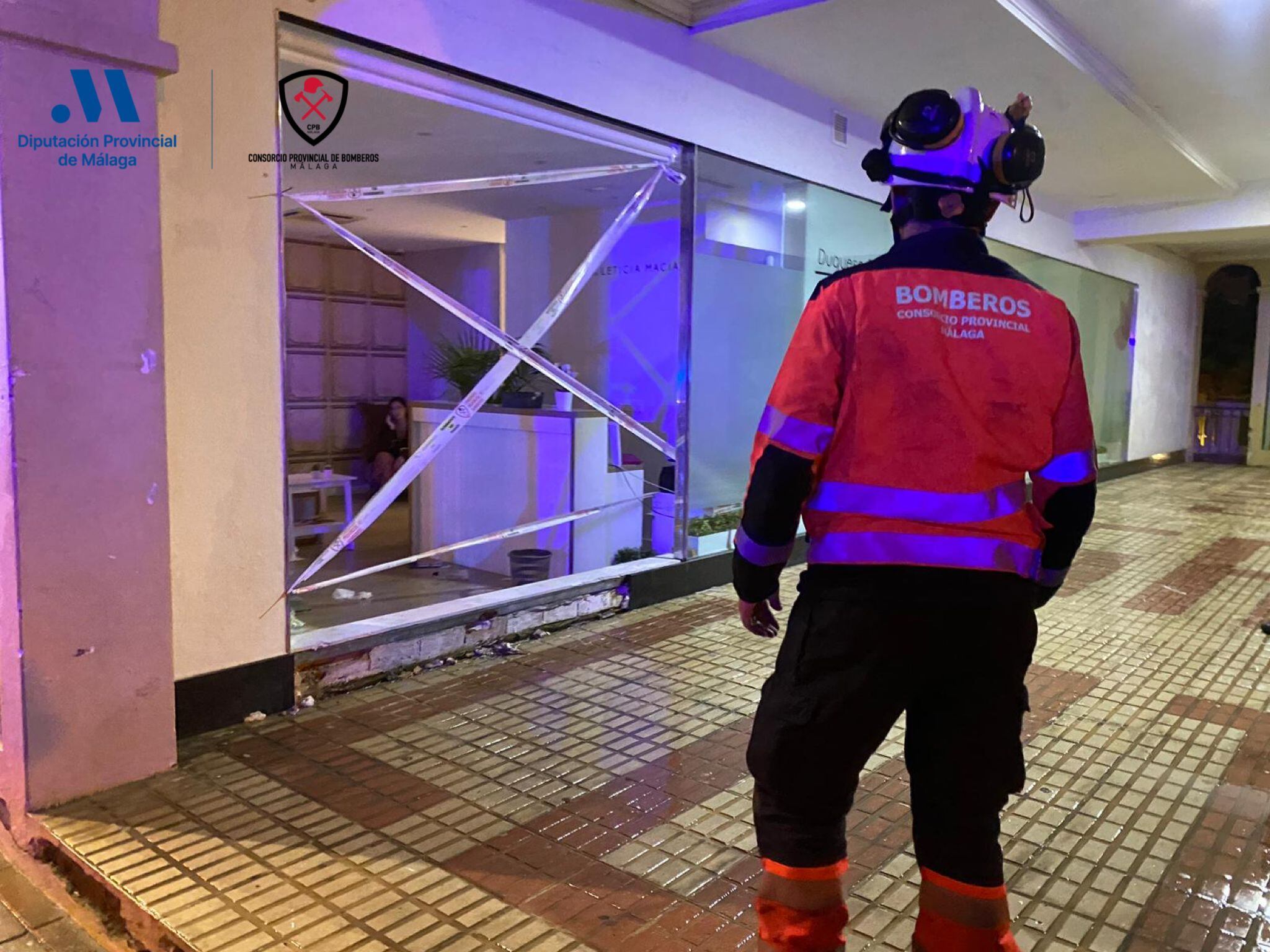 Los bomberos actuando en Málaga durante el temporal de este jueves