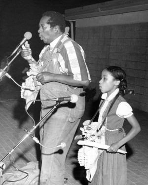 Abner Jay actuando junto a su hija