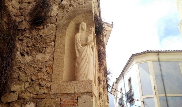 Virgen con Niño, de Fausto Culebras en la calle Madre de Dios de Cuenca.