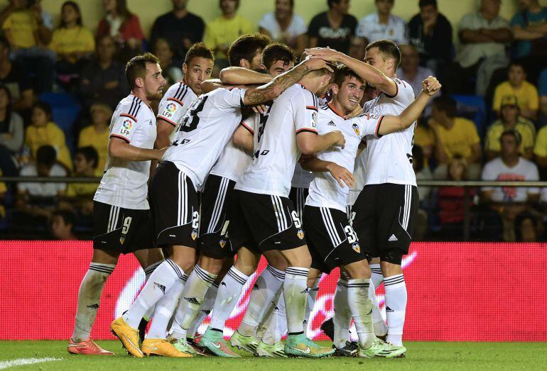 TOPSHOTS Valencia&#039;s players celebrate their second score during the Spanish league football match Villarreal CF vs Valencia CF at El Madrigal stadium in Villareal on November 2, 2014.   AFP PHOTO / JOSE JORDAN