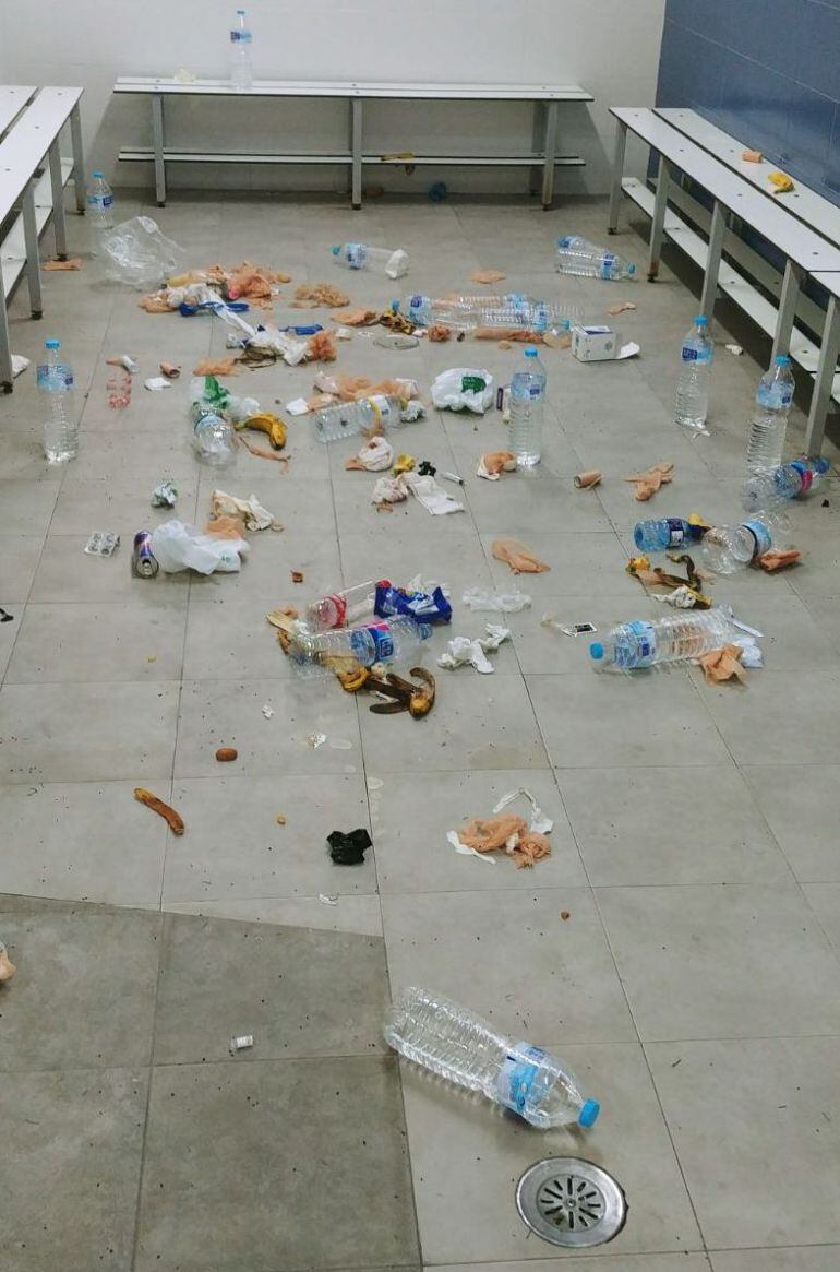 Estado en que quedó el vestuario del C. F. La Nucía tras el encuentro ante el Eldense