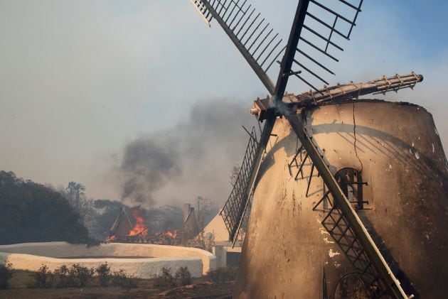 El molino de viento Mostert&#039;s Mill, construido en 1796 y el más antiguo y único molino de viento completo en Sudáfrica, ha sido otra de las víctimas del incendio.