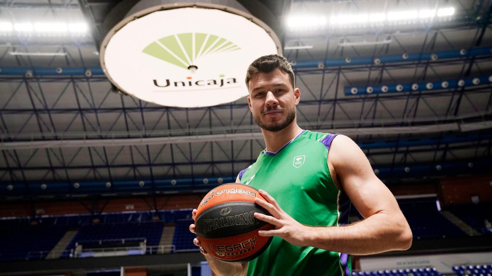 Barreiro posa con un balón en el Martín Carpena