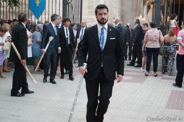 Alfonso Doblado, mayordomo de la Virgen del Prado a la salida de la catedral durante un acto procesional