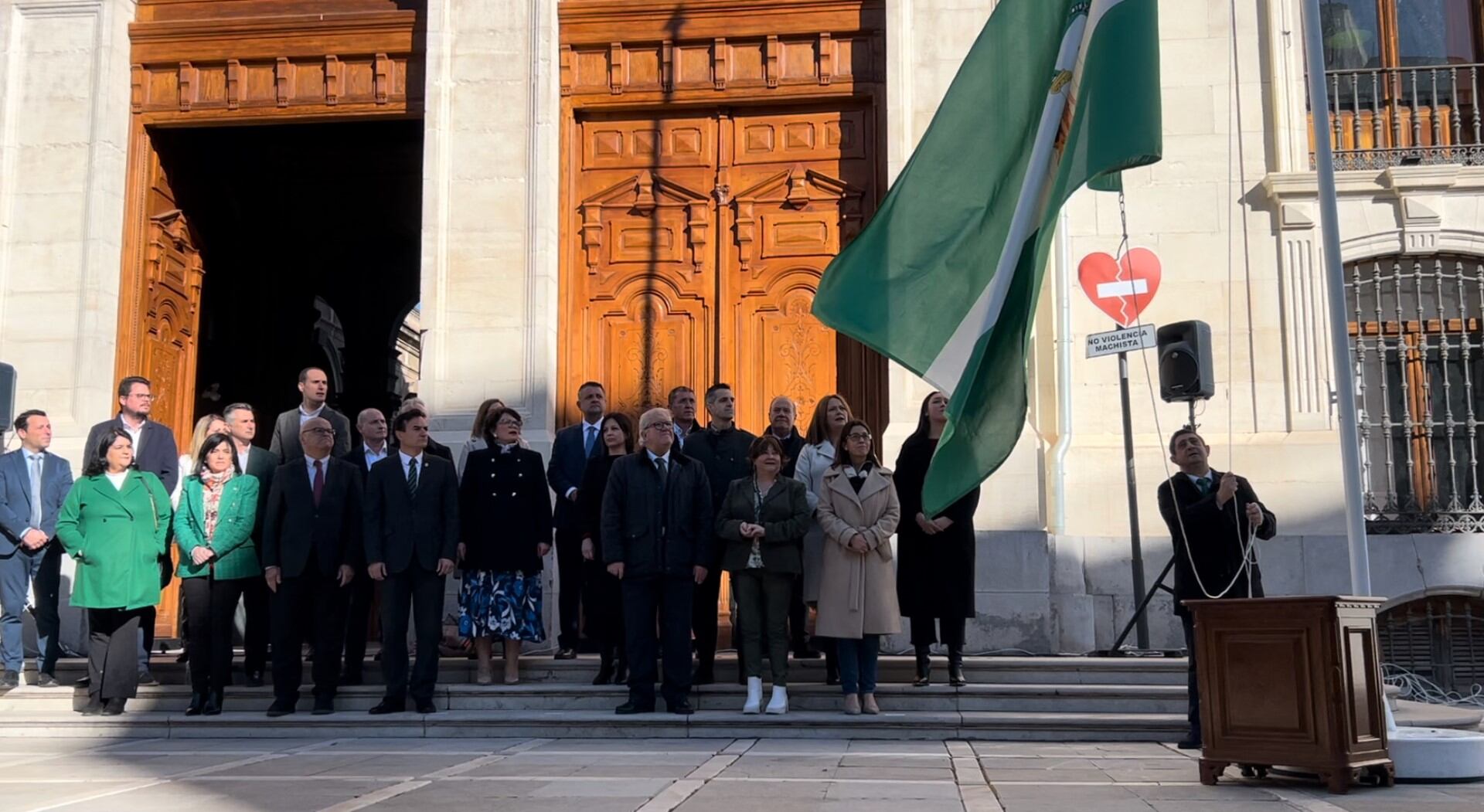 El presidente de la Diputación de Jaén, Francisco Reyes, iza la bandera de Andalucía en el Acto Institucional.