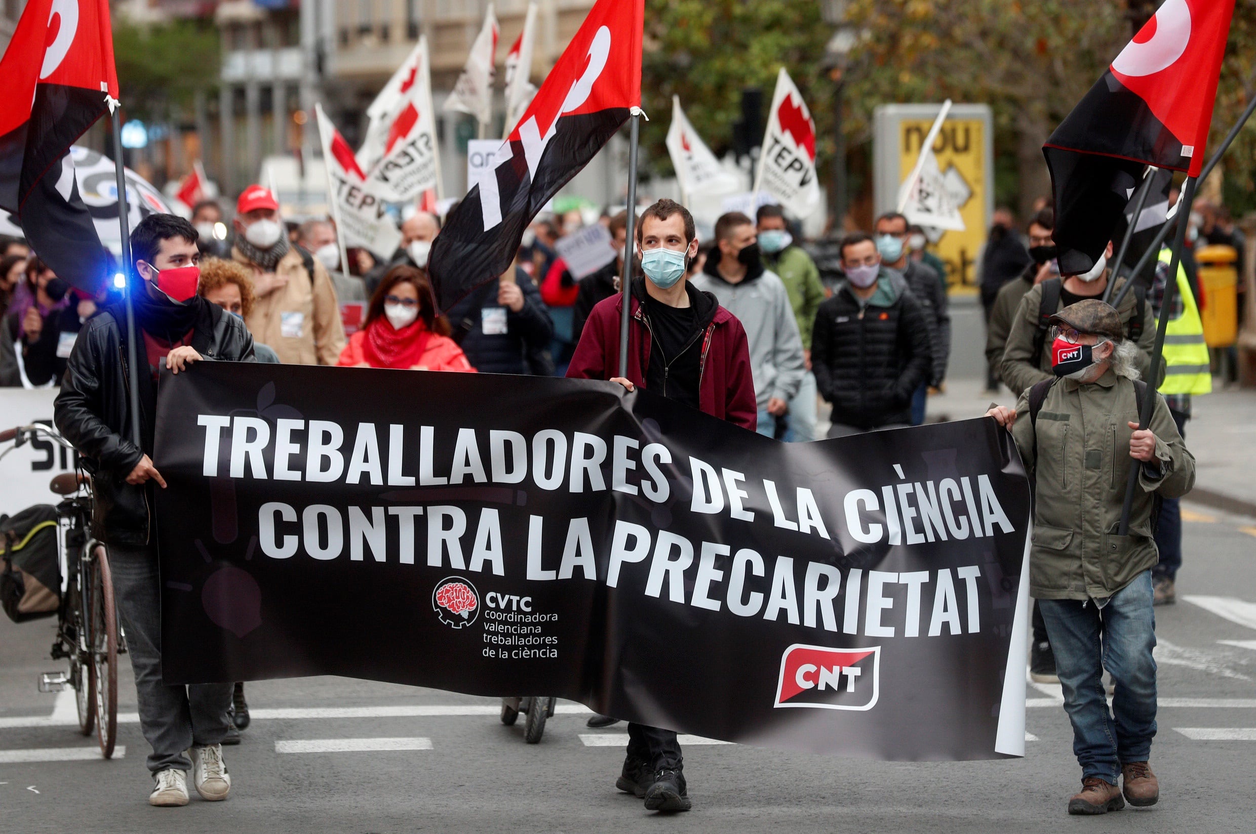 Sindicatos y asociaciones de jóvenes investigadores integrados en la Marea Roja celebran una concentración en abril contra el anteproyecto de Ley de Ciencia.