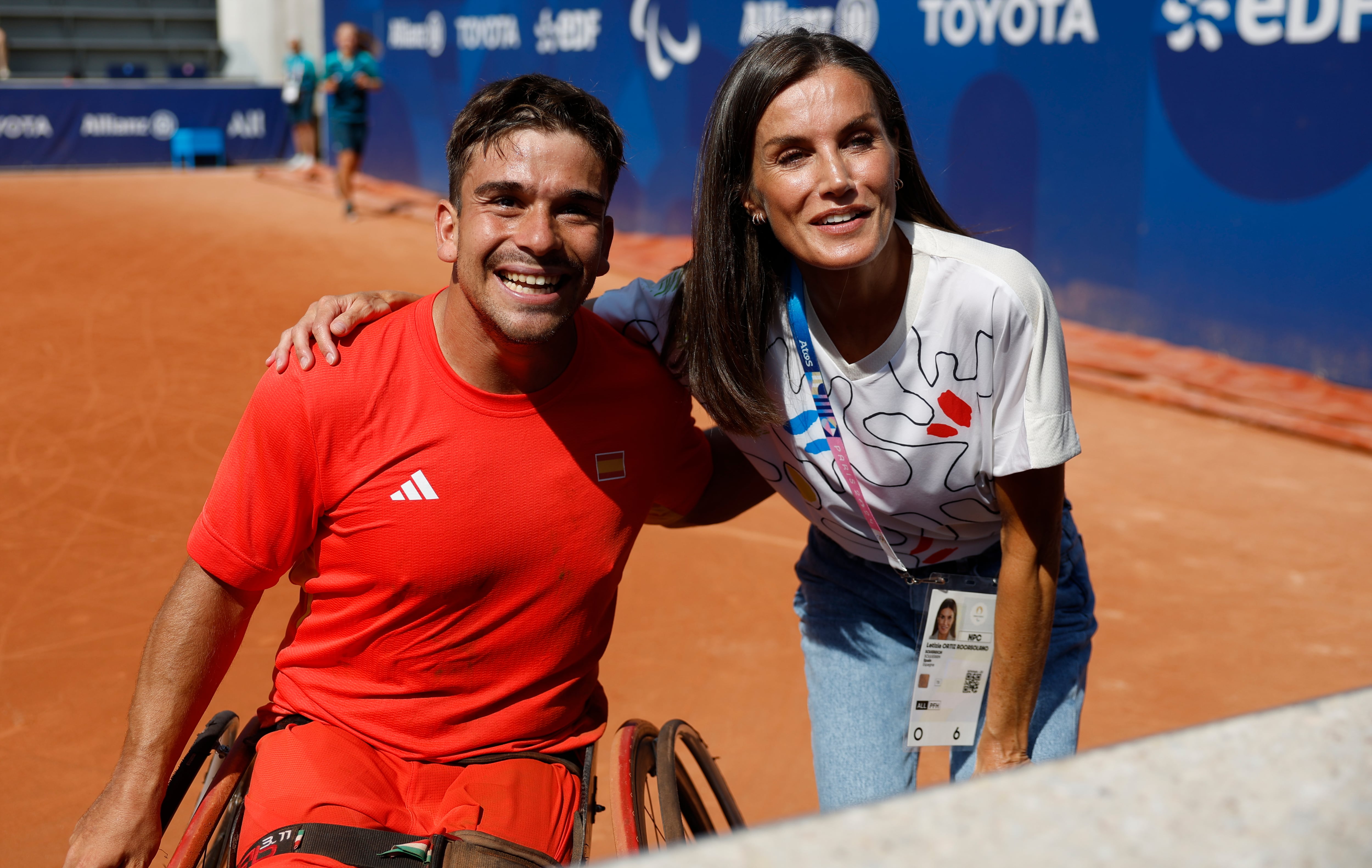 FOTODELDÍA  PARÍS, 01/09/2024.- La reina Letizia saluda al español Martin de la Puente tras su partido de segunda ronda individual masculino de los Juegos Paralímpicos París 2024, este domingo en la capital francesa. EFE/ Javier Etxezarreta
