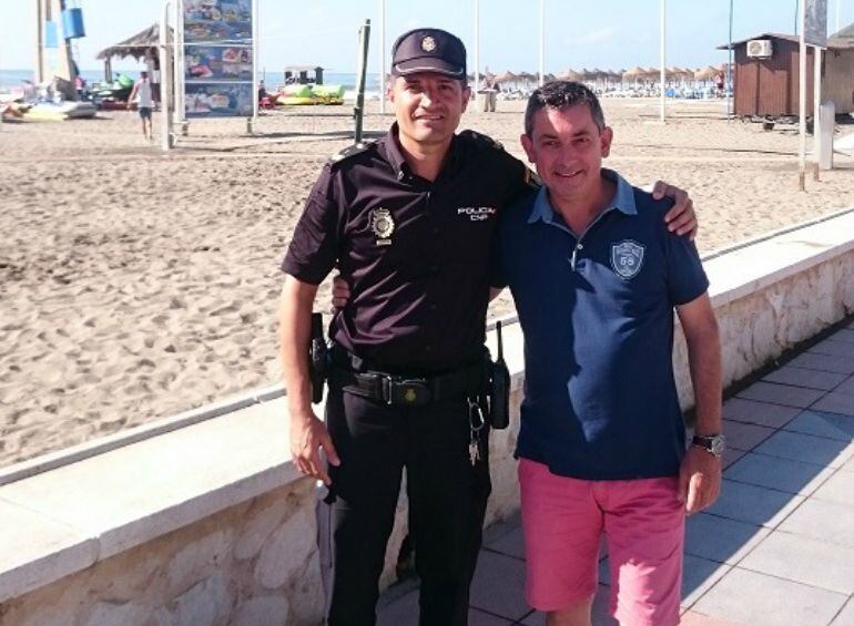 El agente de la policía nacional y el turista francés en las playas de Torremolinos (Málaga)