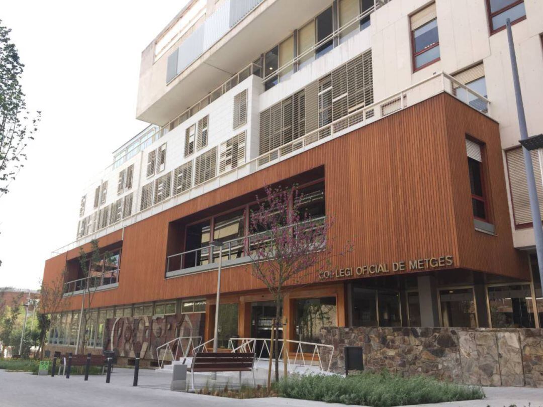 Façana principal del Col·legi Oficial de Metges de Barcelona