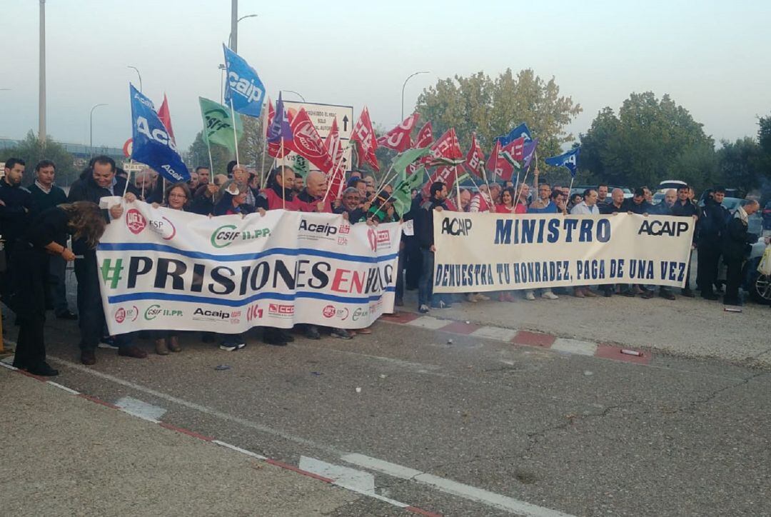 Protesta ante la prisión de Alcolea, esta mañana.