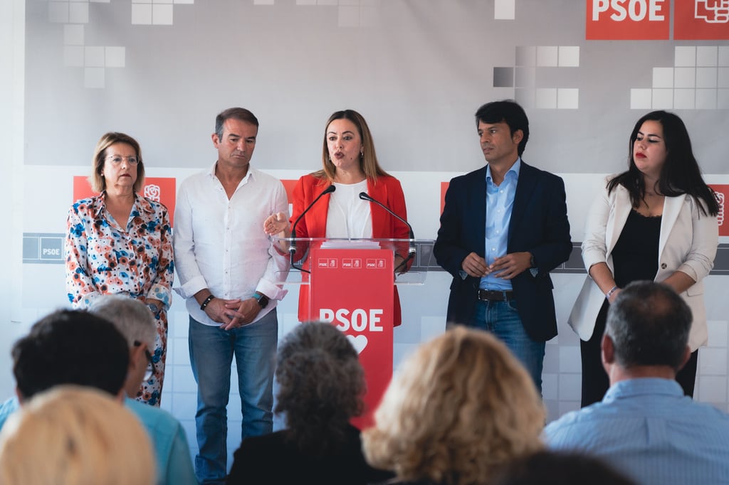 María Dolores Corujo, secretaria general del PSOE de Lanzarote, junto a parlamentarios autonómicos socialistas.