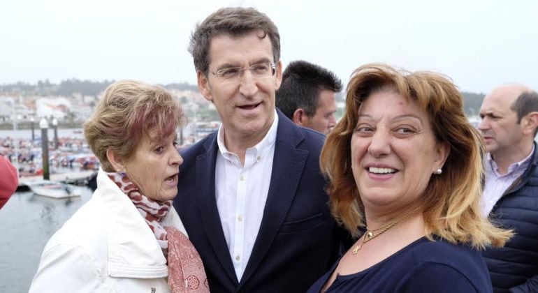 Alberto Núñez Feijoo se ha dado un paseo matutino por las calles de Vilagarcía, ha comido en Caldas, y por la tarde, ha estado en tres mítines, uno en Teo y otro en Cambados, junto a la ministra Ana Pastor