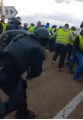 Momento de la carga contra los agricultores