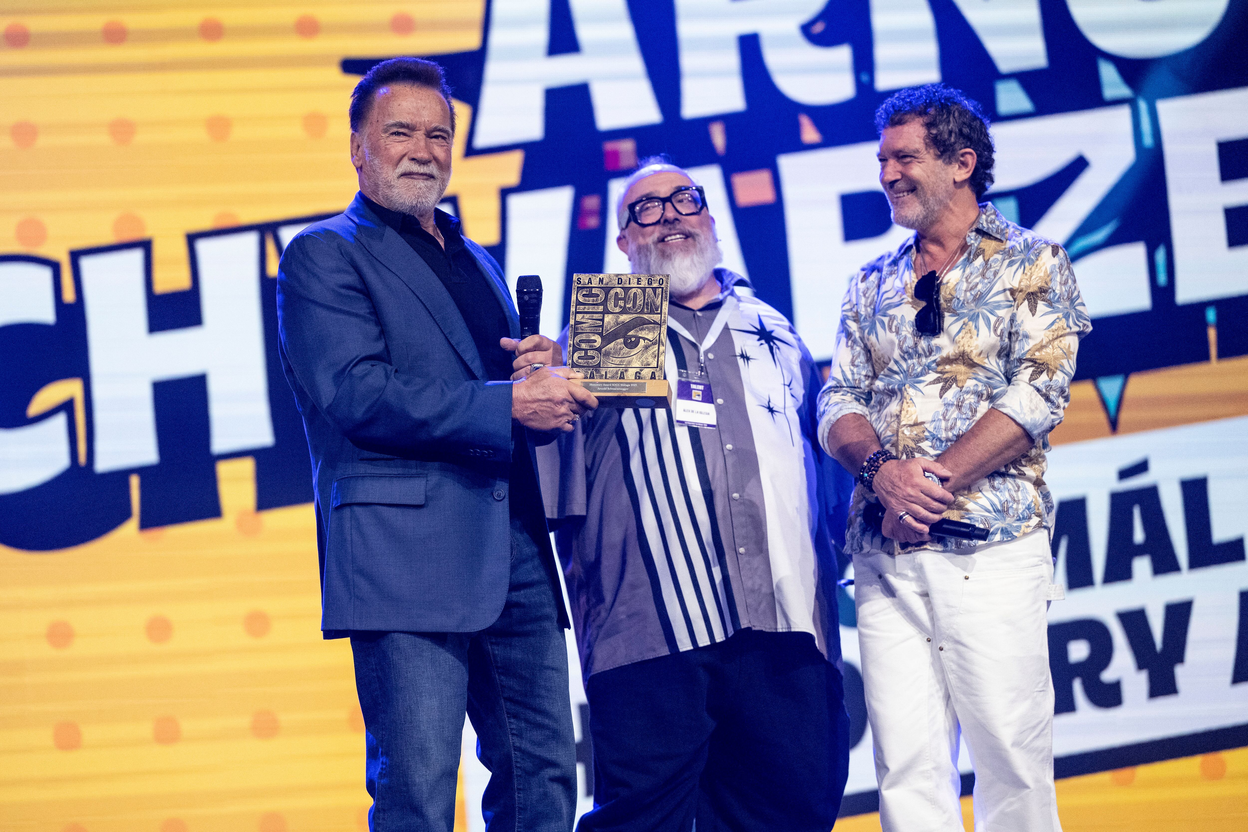 La leyenda del cine de acción Arnold Schwarzenegger (i), presentado por el actor malagueño Antonio Banderas (c), y junto al director Alex de la Iglesia (c), ha sido el "gran invitado de honor" en la cuarta y última jornada de la San Diego Comic-Con celebrada en Málaga.