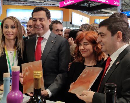 El presidente de la Junta de Andalucía, Juan Manuel Moreno, en el estand de Jaén en Fitur 2020.