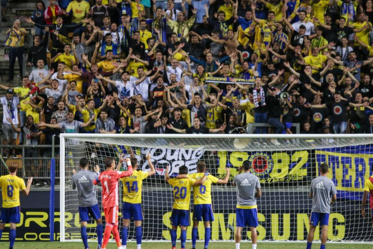 El equipo cekebra con la grada la importante victoria en Carranza