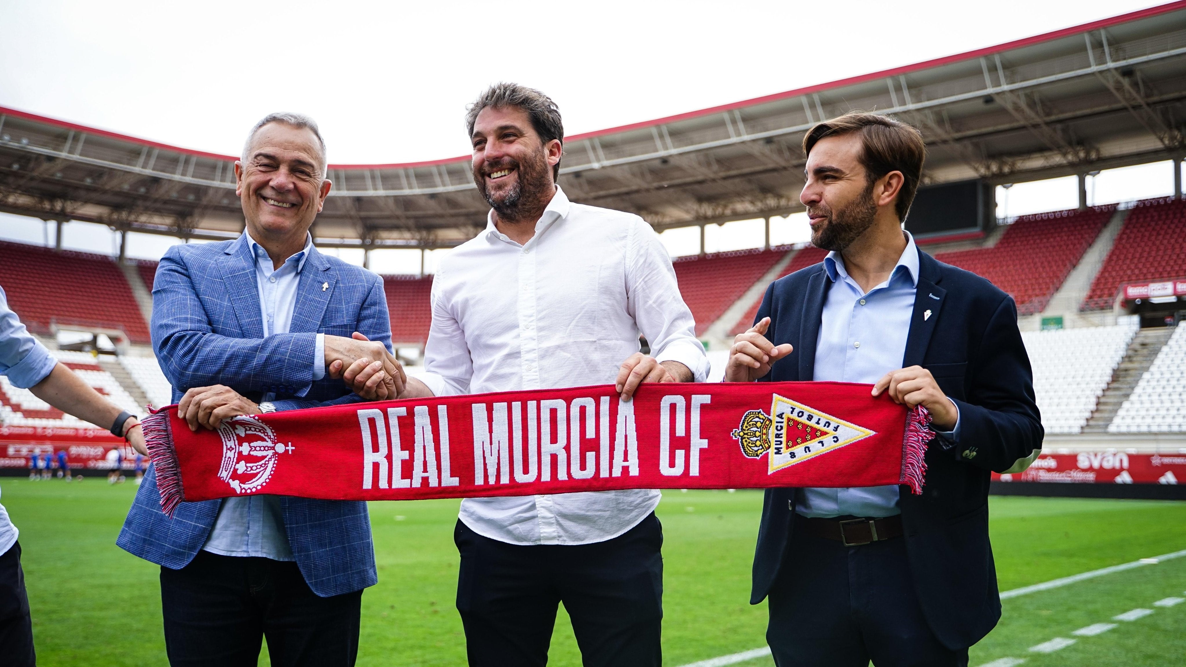 Felipe Moreno, Asier Goiria y Juan José Fernández en la presentación del responsable de la parcela deportiva 2024-25