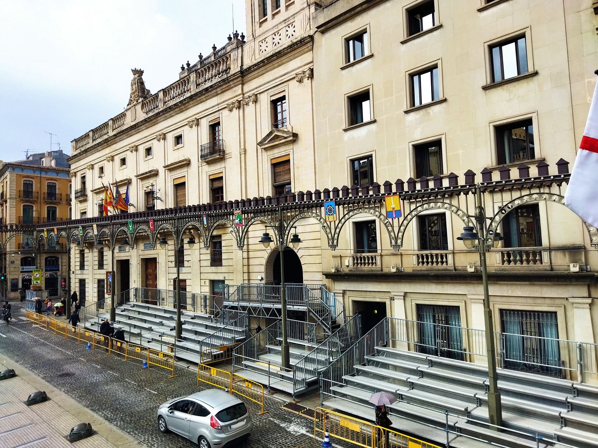 La novedosa tribuna para las autoridades se ha instalado en la plaza de España, frente a la Casa Consistorial y el Centro de Salud La Plaça.