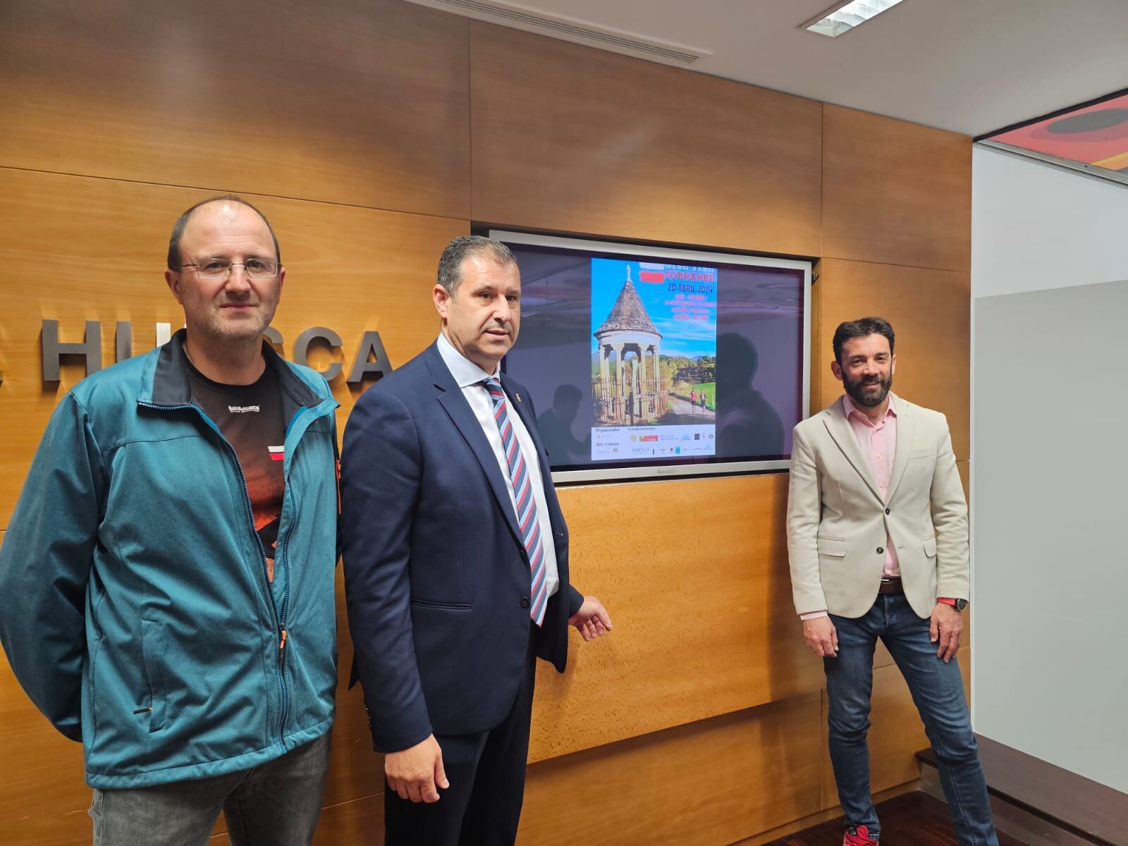 Bergua, Serra y Pueyo en la presentación de la Gran Trail de Sobrarbe en la sede de la DPH. Foto: DPH