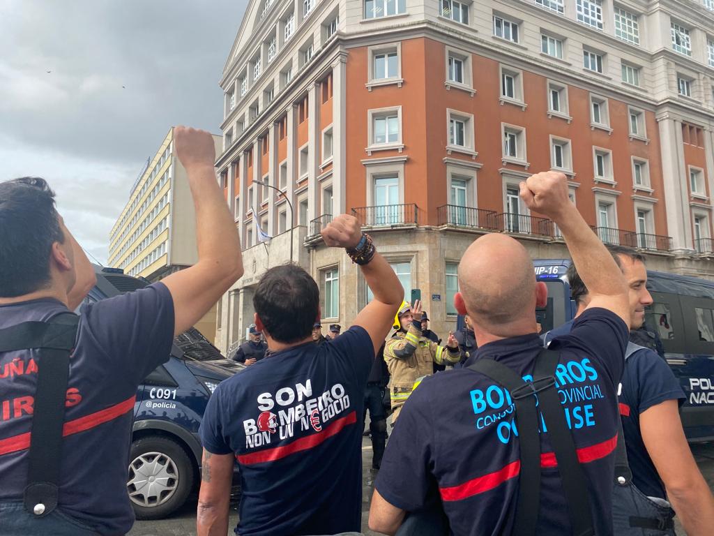 Protesta de los bomberos comarcales de Galicia en A Coruña