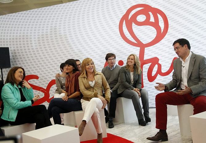 Fotografía facilitada por el PSOE de su vicesecretaria general, Elena Valenciano, y el secretario de Organización, Óscar López, entre otros, durante la visita que han llevado a cabo a las instalaciones donde el este partido celebrará el fin de semana su c