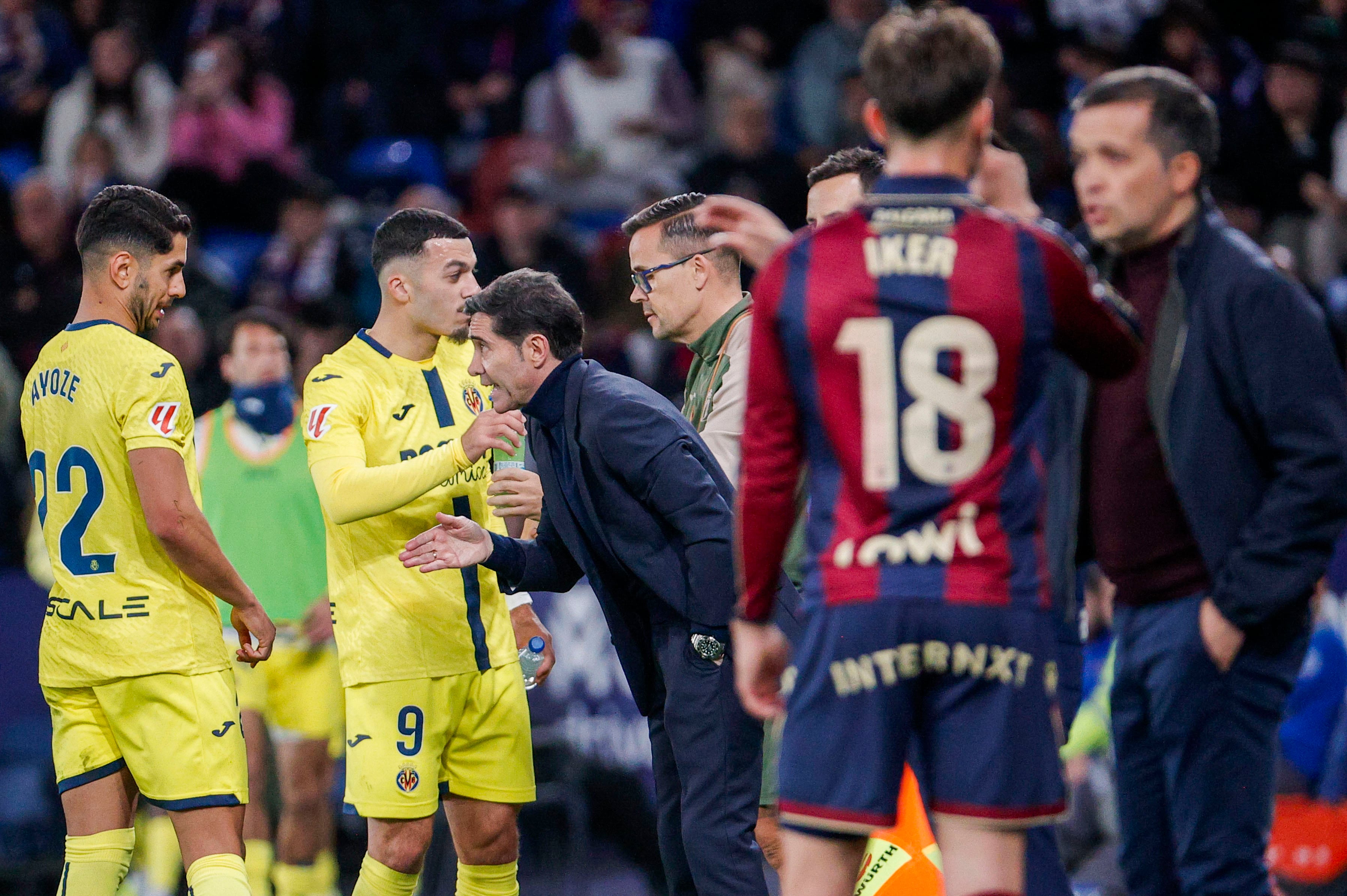 VALENCIA, 18/02/2026.- El entrenador del Villarreal Marcelino García Toral (3i) da instrucciones a sus jugadores, durante el encuentro correspondiente a la jornada 16 de LaLiga que Levante UD y Villarreal CF disputan este miércoles en el estadio Ciutat de Valencia. EFE/Manuel Bruque.