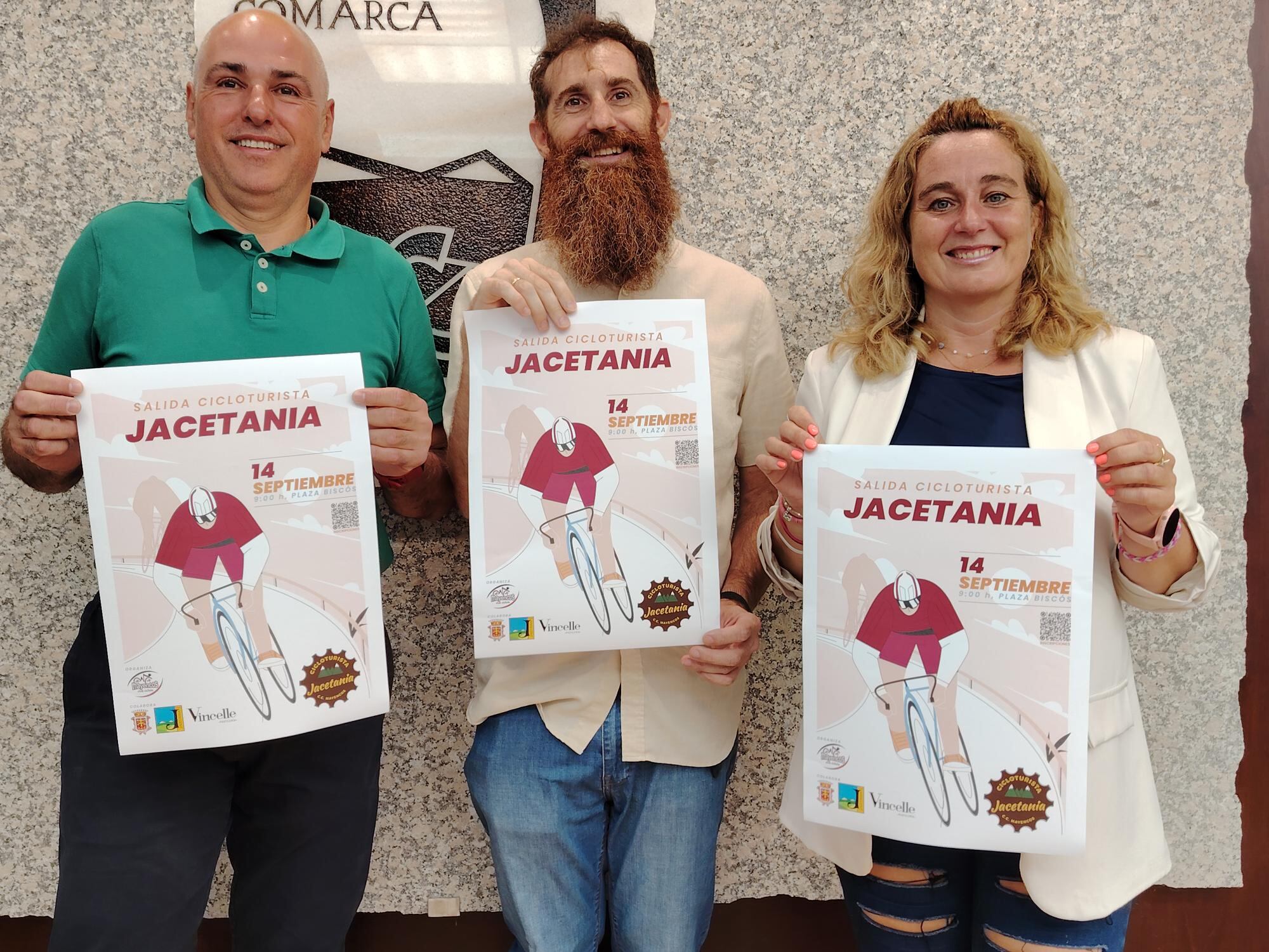 Vicepresidente y el secretario del Club Ciclista Mayencos junto a la presidenta comarcal