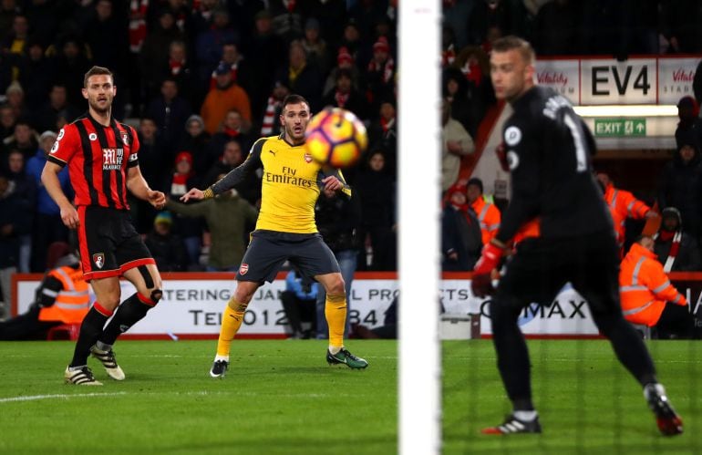 Lucas Pérez observando como entra su volea en el Arsenal-Bournemouth