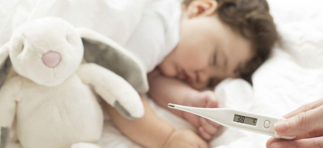 Temperatura corporal de un menor en un termómetro.