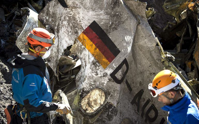 GRA124 SEYNE LES ALPES (FRANCIA) 1/4/2015- Fotografía facilitada por el Ministerio de Interior galo hoy miércoles 1 de abril de 2015 que muestra a los miembros de los equipos de rescate mientras revisan restos del fuselaje del avión en el lugar de la catástrofe aérea del Airbus A320 de Germanwings que cubría la ruta Barcelona-Düsseldorf en los Alpes franceses, cerca de Seyne les Alpes (Francia). EFE/Y. MALENFER DICOM-Ministerio de Interior galo FOTO CEDIDA SOLO USO EDITORIAL PROHIBIDA SU VENTA