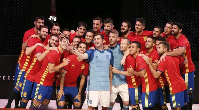 El portero y capitán de la selección española de fútbol Iker Casillas (c) se hace un selfi con sus compañeros durante la presentación hoy de la nueva equipación que utilizarán en la Eurocopa 2016, tras el entrenamiento llevado a cabo esta tarde en la Ciudad deportiva de las Rozas para preparar el partido amistoso frente a Inglarerra que disputarán el viernes. EFE Kiko Huesca