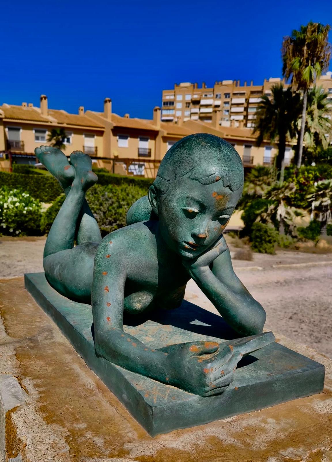 La escultura de la &quot;Niña leyendo&quot; afectada por el vandalismo en El Campello